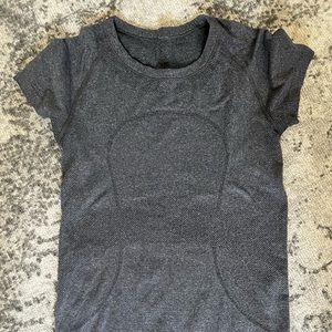 Lululemon size 6 grey swiftly running shirt EUC